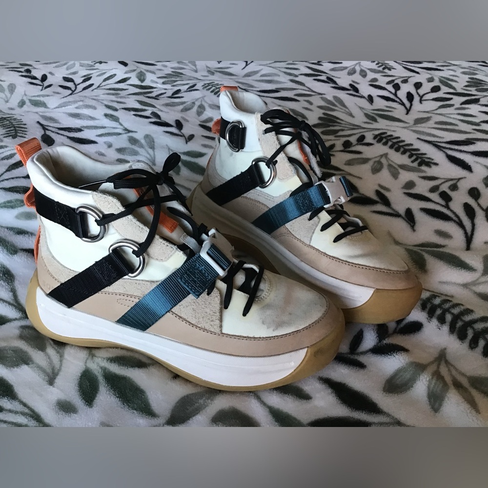 Women’s Sorels Size 8